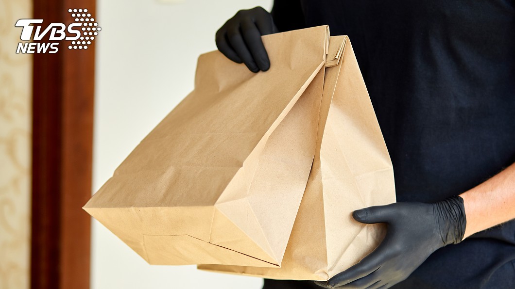 刷卡幫訂餐 女怒控外送員「重複收費」:欺負老人
