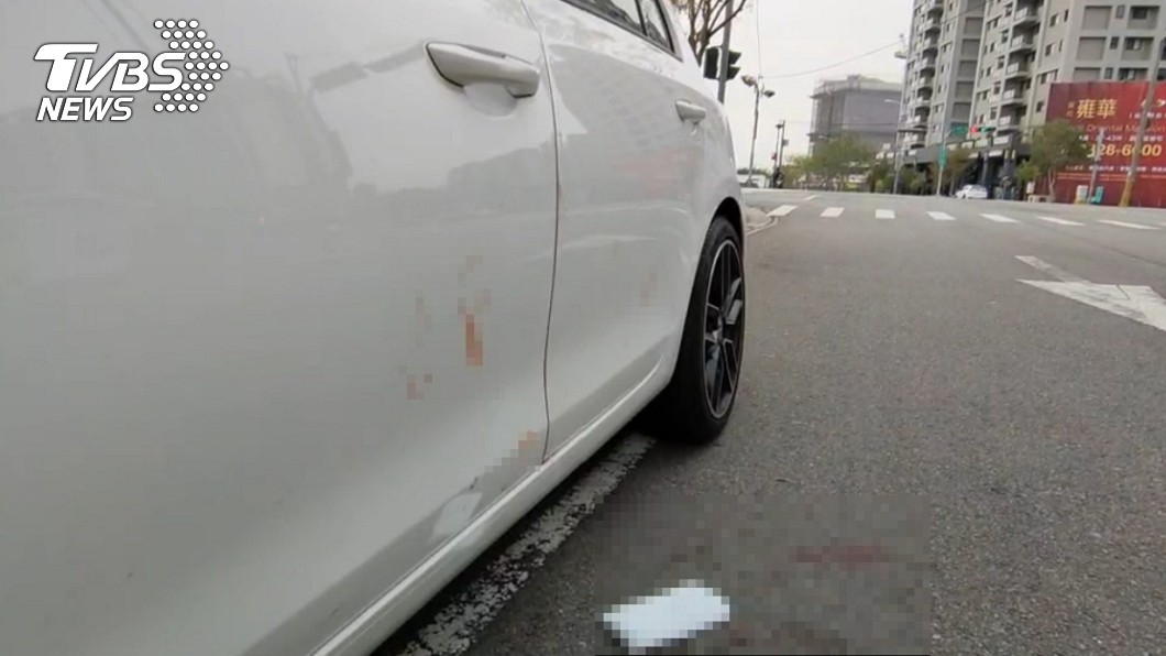 白色轎車外觀沾滿血跡。血跡經打馬處理。(圖/TVBS)