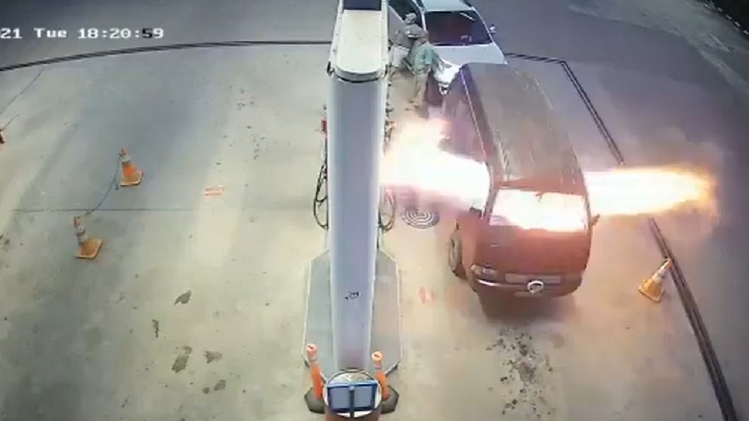 加油站講手機「烈焰炸穿車窗」 印男燒成火球