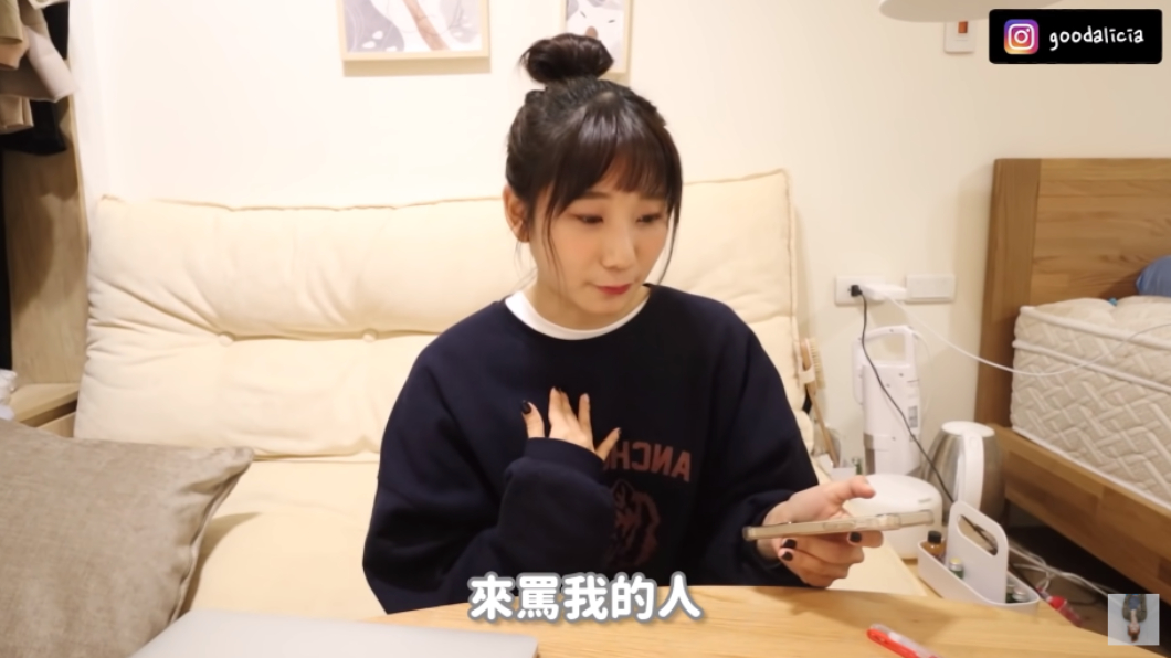 愛莉莎莎正式回應蒼藍鴿。(圖/翻攝自YouTube《愛莉莎莎 Alisasa》頻道)
