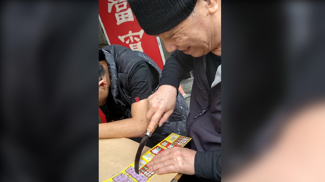 阿伯用鐮刀在刮刮樂。(圖/翻攝自爆廢1公社臉書)