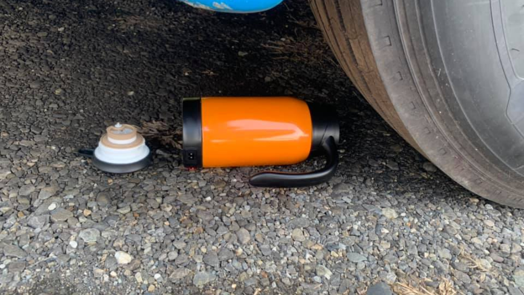 原PO將水壺放置車輪旁邊。(圖/翻攝自爆怨公社)
