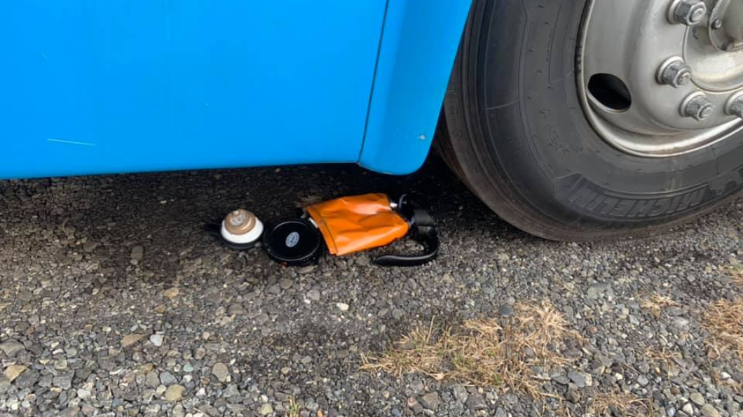 原PO駕車將其輾過。(圖/翻攝自爆怨公社)