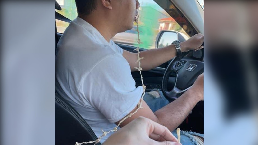 國道塞不停!人妻出奇招餵食尪 上萬人讚翻:超貼心