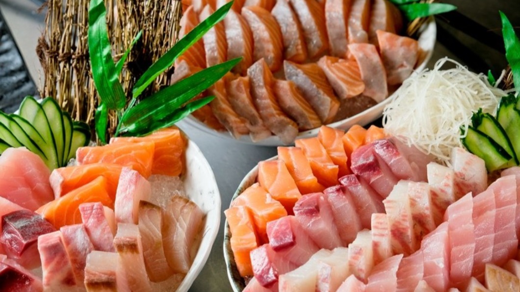 超大盆的厚切綜合生魚片才200元。（圖／翻攝自高雄美食地圖臉書）