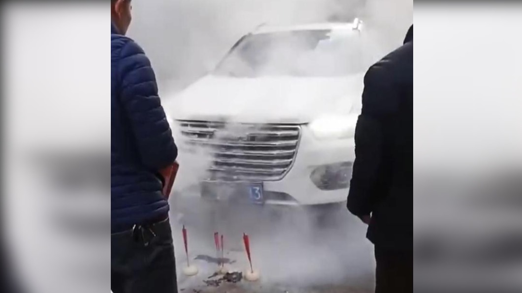 牽新車設壇焚香祈福 下秒「車頭狂燒」悲劇了