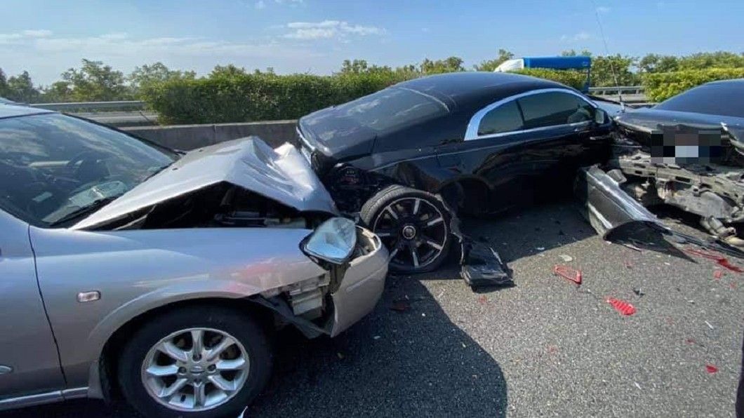 賣腎賠不完!國道8車連環撞 夾爛2千萬勞斯萊斯