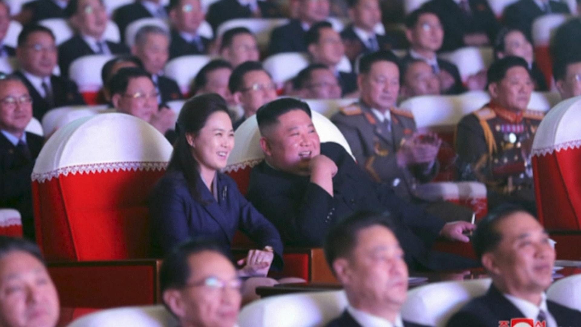 相隔一年多露面 李雪主和金正恩曬恩愛