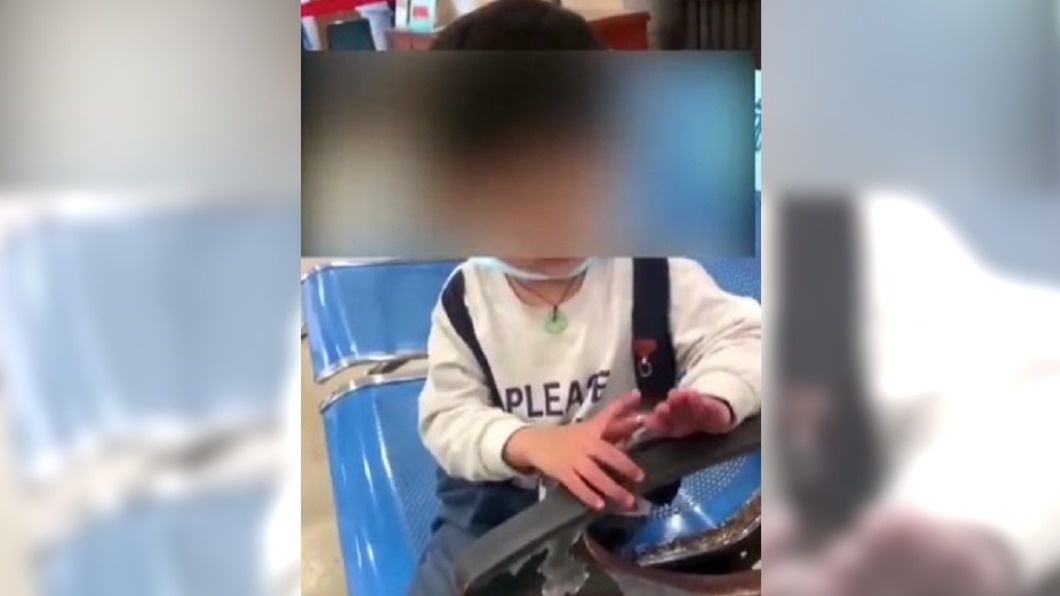 3歲男童誤食減肥巧克力,出現翻白眼、吐舌和顫抖等症狀。(圖/翻攝自微博)