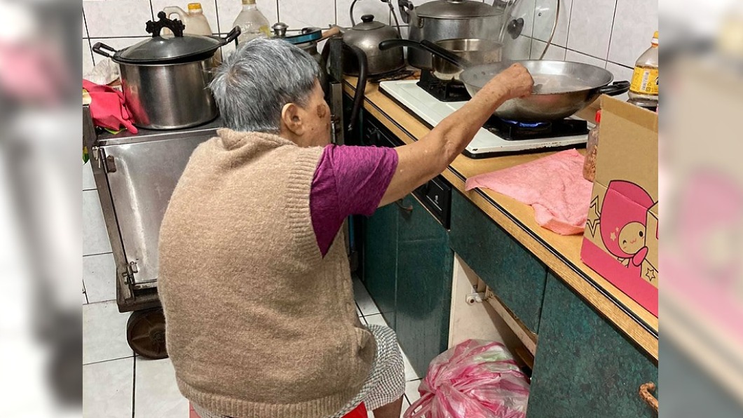90歲母春節「駝背守爐」煮蛋腸 堅持為兒燒手路菜