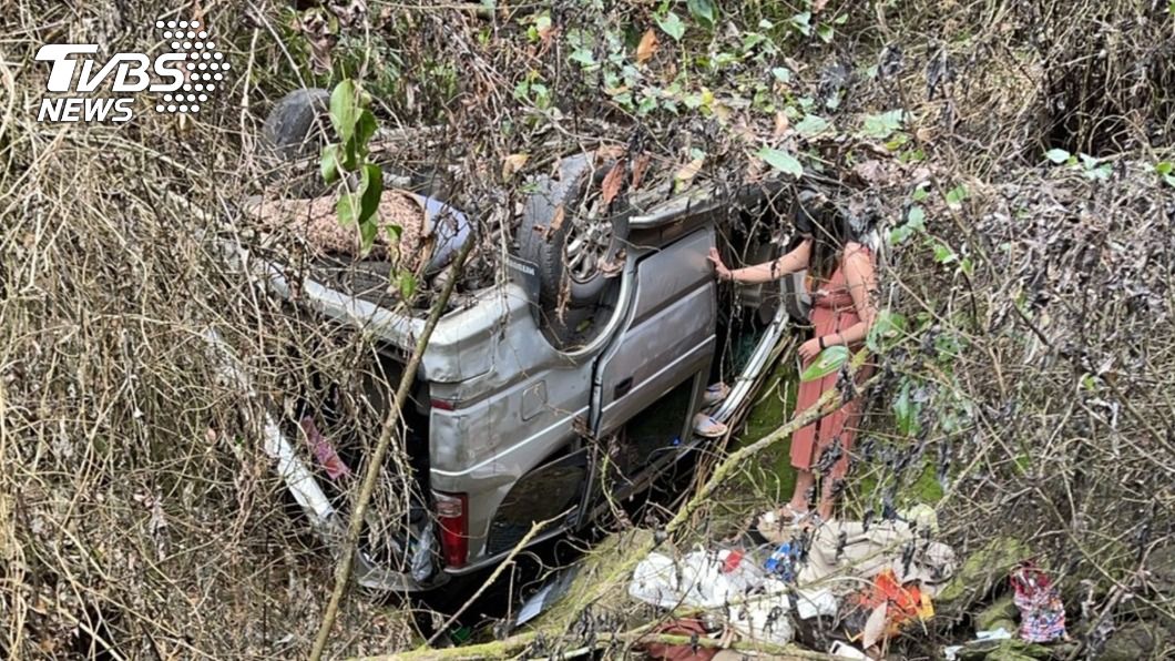出遊仁愛鄉精英村野溪溫泉 車輛墜邊坡釀6傷