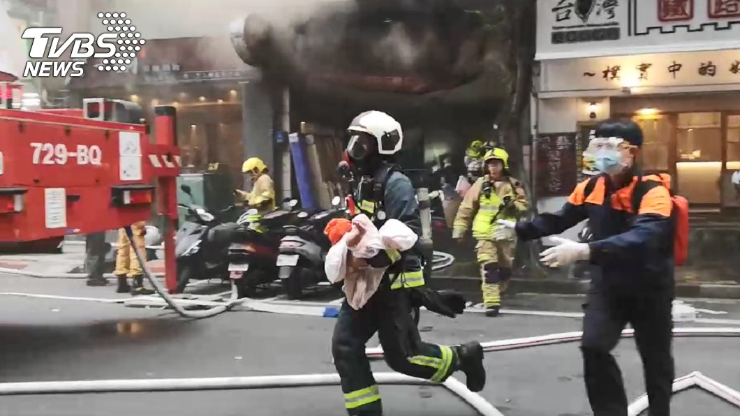 北市林森北路寢具店火警竄濃煙　消防緊急救出3男7女