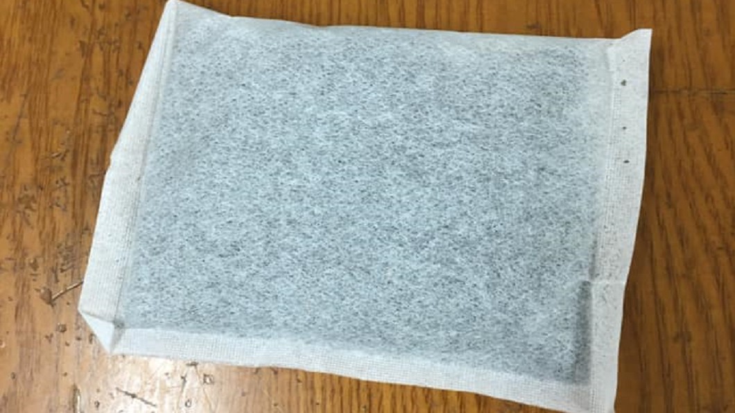 借暖暖包「搓不熱」 童傻眼歸還:飄出綠茶味