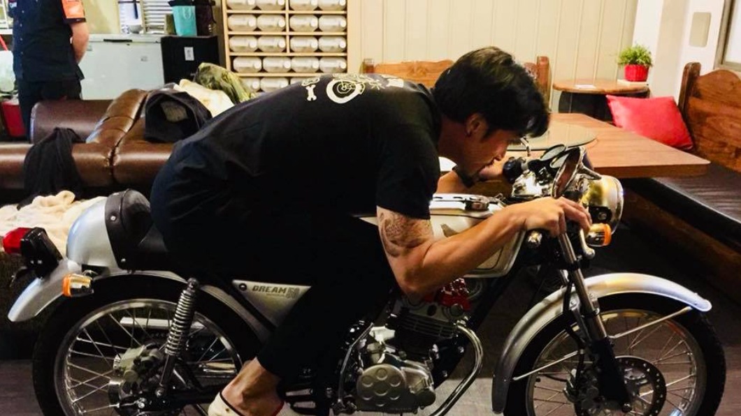 邱澤私下對車很有研究。(圖/翻攝自邱澤臉書)
