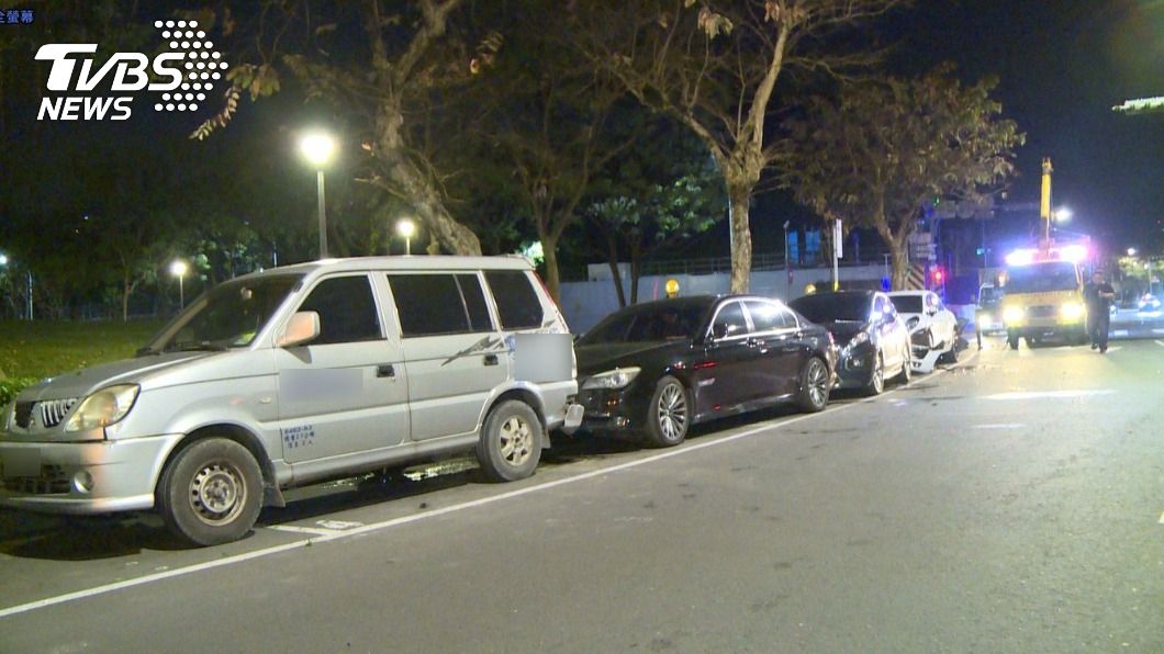 5台車停在路旁遭到波及。(圖/TVBS)