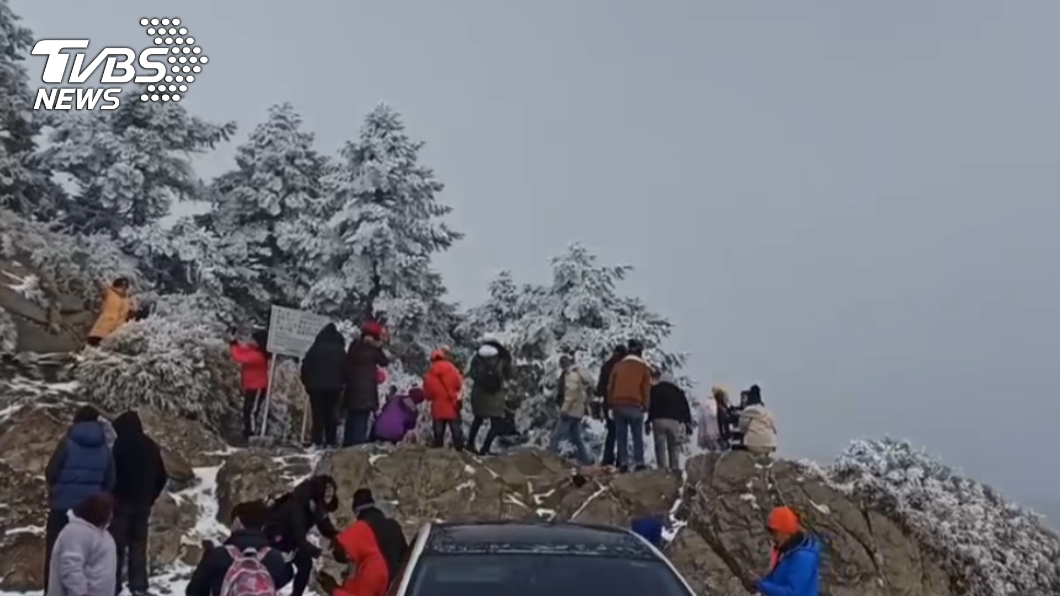 許多民眾搶上山捕捉雪白美景。（圖／全輪旅行社提供）