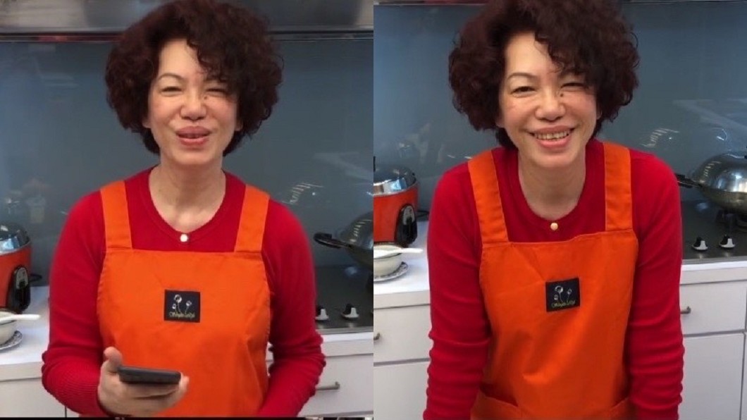 蔡琴除夕夜素顏下廚。（圖／翻攝自蔡琴微博）