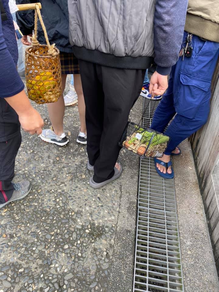 前方民眾使用老鼠籠裝食材。(圖/翻攝自爆怨公社)