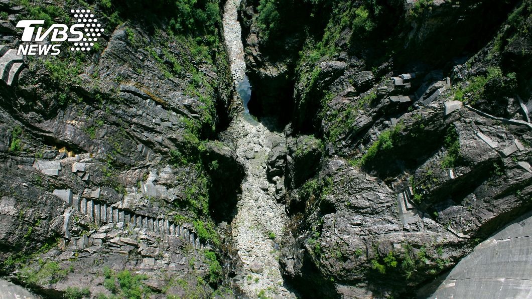 祕魯男遭歹徒逼上橋 突被扛起「扔下深淵」無辜慘死