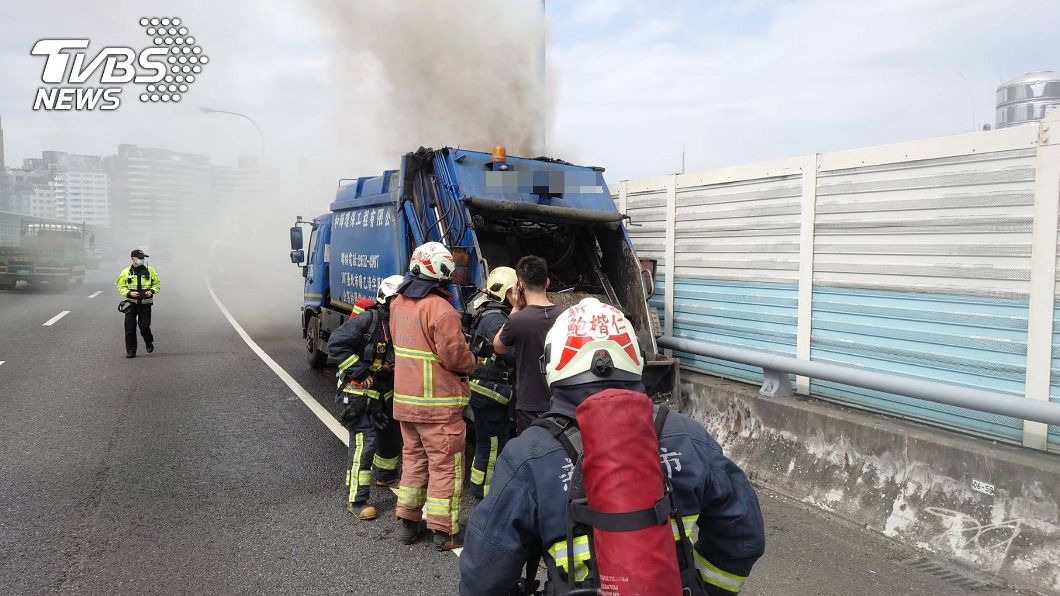 國3路肩垃圾車起火燃燒　新北消防馳援無人傷亡