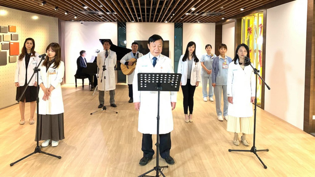 輔大醫院醫護人員暖心獻唱〈明天會更好〉。（圖／翻攝自許書華臉書）