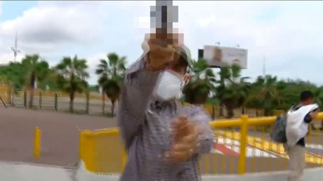 搶匪發現記者沒手機後,將槍轉向一旁攝影記者。(圖/翻攝自Diegordinola推特)