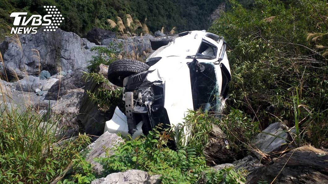 車輛為閃落石墜15公尺深溪谷 4人命大僅輕傷