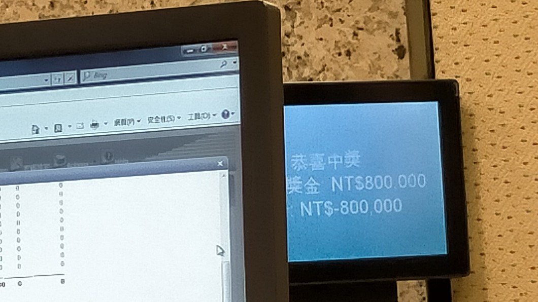 在銀行巧遇刮刮樂百萬得主。（圖／翻攝自爆廢公社公開版）