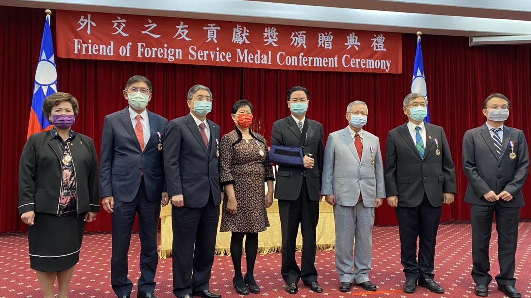 口罩大廠捐9萬件防護衣助中南美防疫 獲外交之友貢獻獎