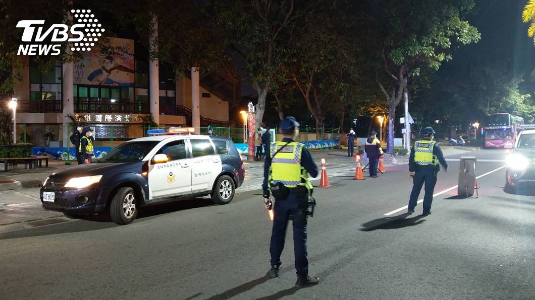 高雄市警察局長黃明昭親自帶隊，17處路檢點加強攔查。（圖／中央社）