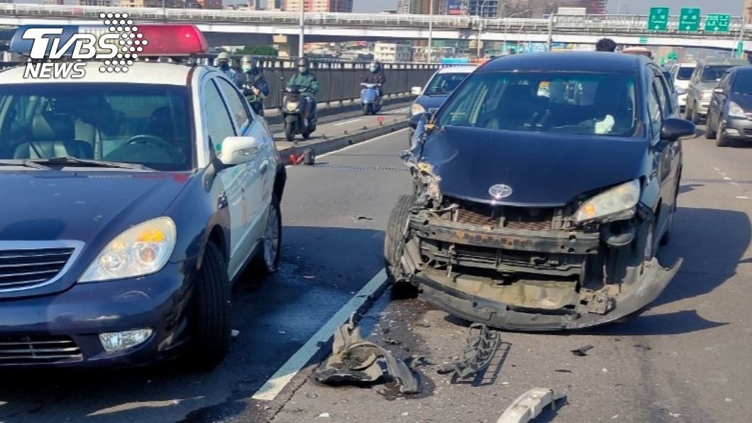 警奔華江橋處理事故 車停外側遭撞凹「肇事駕駛濺血」
