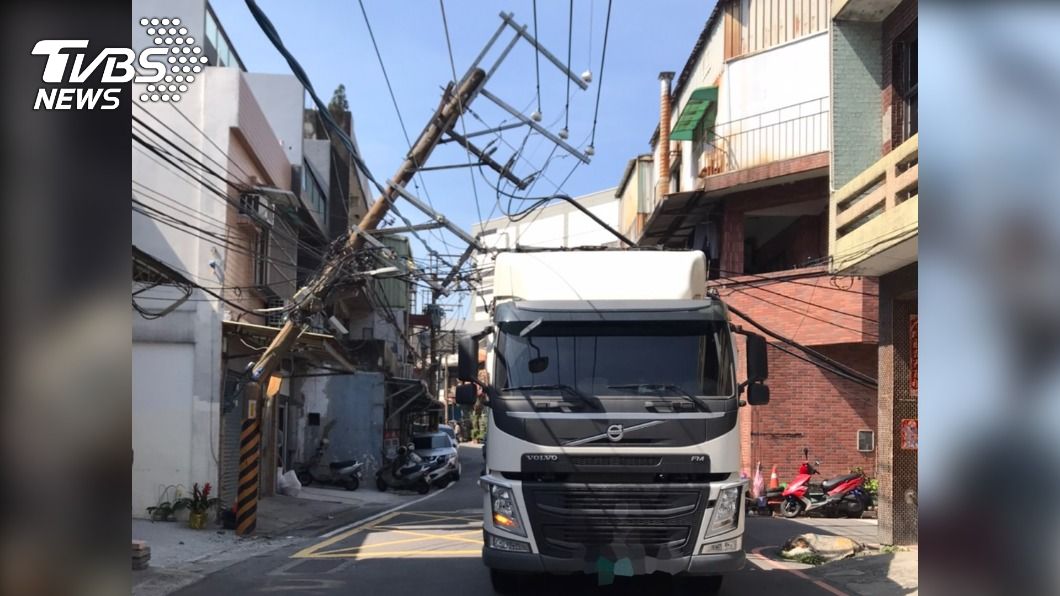 快訊/曳引車斗勾電纜線!電桿斷裂 10多戶停電