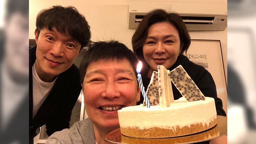 關之琳參加蘇施黃生日宴,意外曝光素顏模樣。(圖/翻攝自蘇施黃臉書)