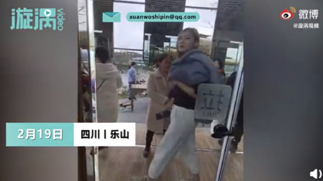 如廁的人看得見走動的人流。(圖/翻攝自微博)