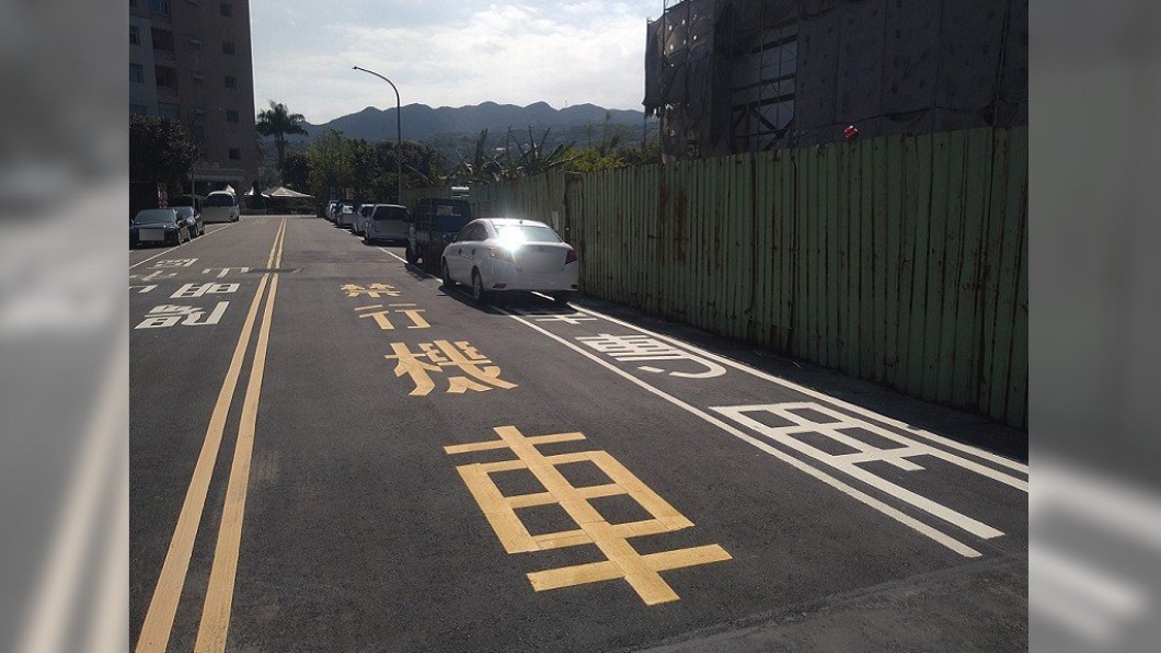 機車道遭違停「旁邊也禁行」　網暴怒：是要飛過去？