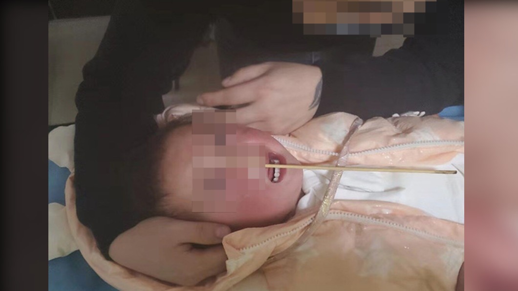 女童手中串著香腸的竹籤插進鼻孔，痛得嚎啕大哭。（圖／翻攝自《法制日報》）