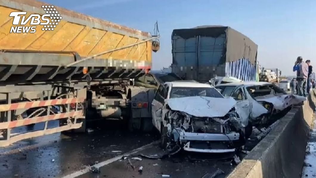 貨車頭遭20車夾成鐵餅 6旬翁奇蹟逃死驚喊「快昏倒」