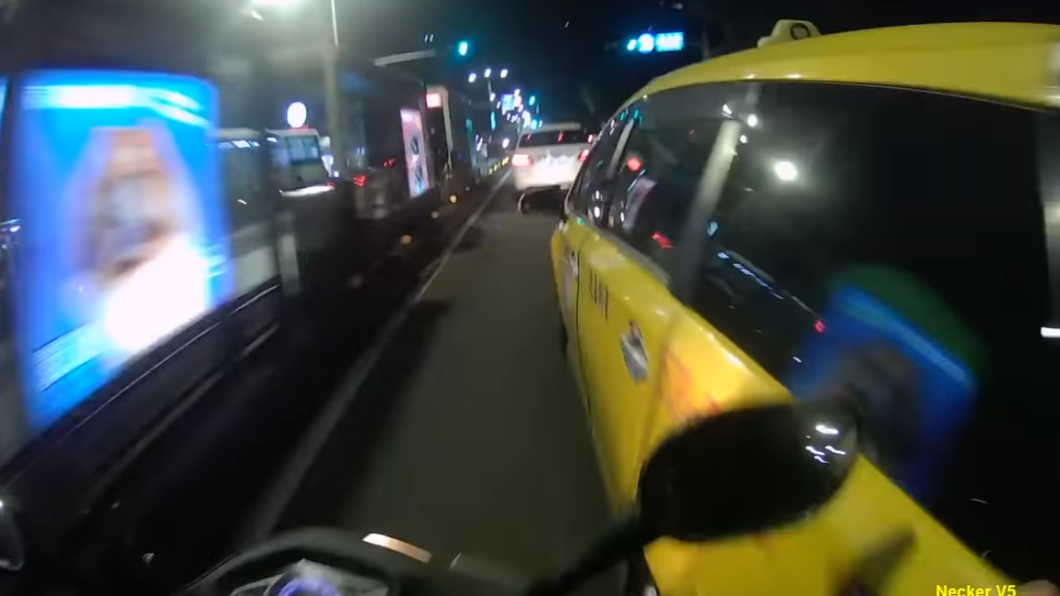 小黃惡意逼車! 騎士驚曝擠壓畫面:差點死在公車站