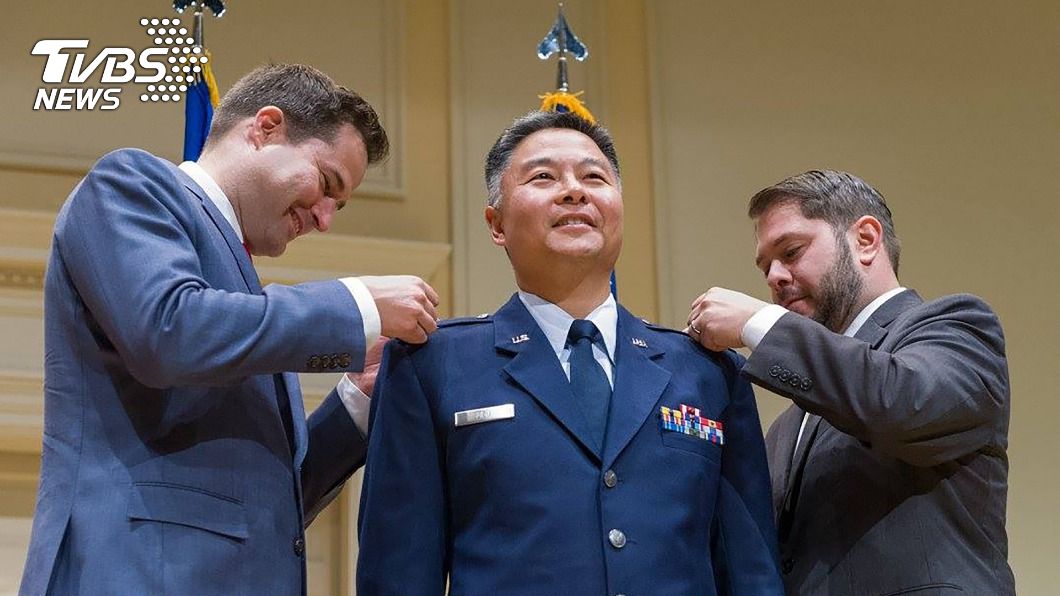 劉雲平（中）曾服役於美國空軍，現為後備役上校。（圖／中央社）