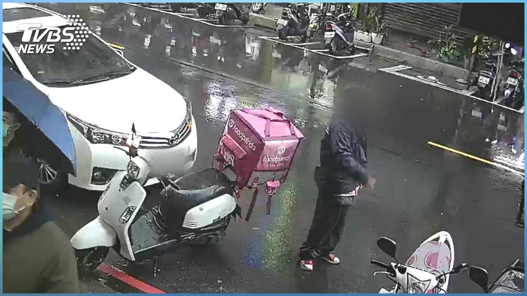 偷餐外送員專挑讓司機自行對號取餐的店家下手。(圖/TVBS)