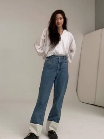文佳煐利用高腰寬褲顯腿長、修飾屁股。(圖/翻攝自「m_kayoung」IG)