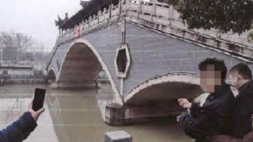 男子假裝墜河,卻不慎害女友溺斃。(圖/翻攝自微博)
