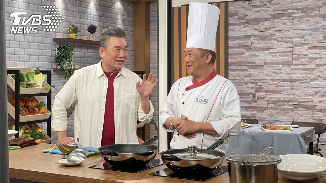 焦志方(圖左)和名廚一同亮相,宣布將主持《美味SO MUCH》第2季節目。(圖/年代提供)