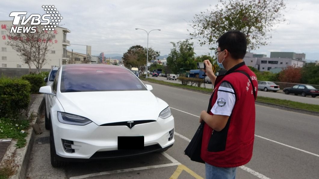 郭姓台商的特斯拉電動車遭查封。（圖／中央社）