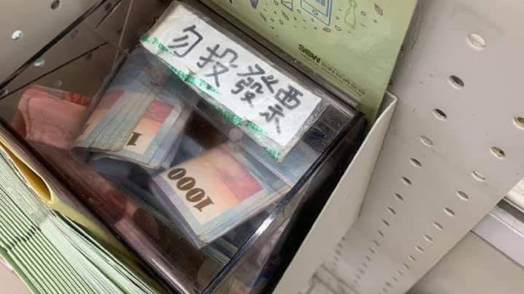 「20張千鈔」塞滿超商捐款箱 他一問客人身分嚇呆