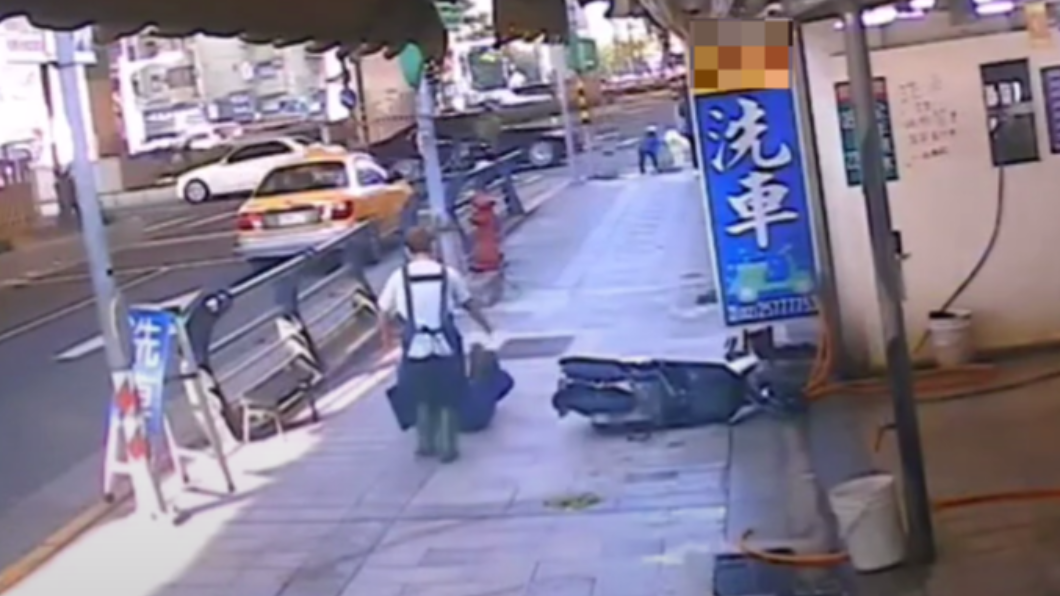員工見騎士摔車後趕緊上前關心。(圖/翻攝自「爆廢公社公開版」)