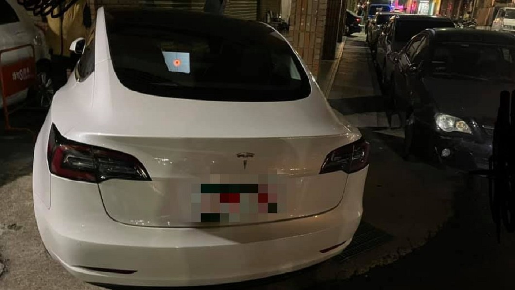 特斯拉霸停門口 屋主怒等半小時不敢碰:有錢買車沒錢停