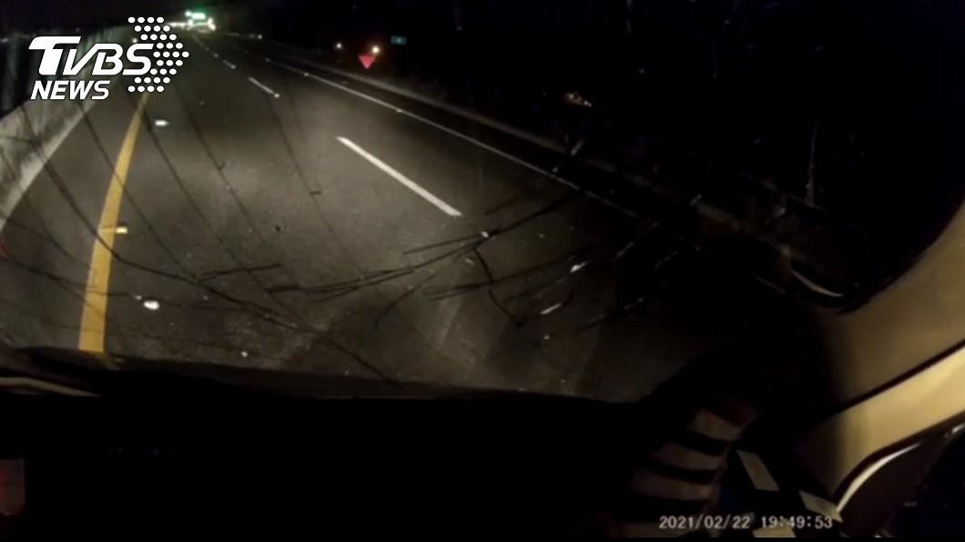 貨車車窗碎成蜘蛛網狀。(圖/TVBS)