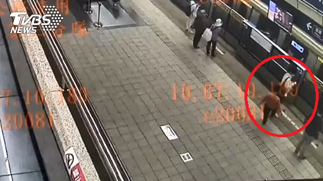 「北捷踢人怪男」攻擊乘客比中指挑釁 落跑遭追緝