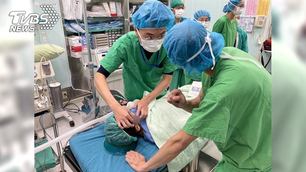 男童中箭後送醫搶救已無大礙。(圖/TVBS)
